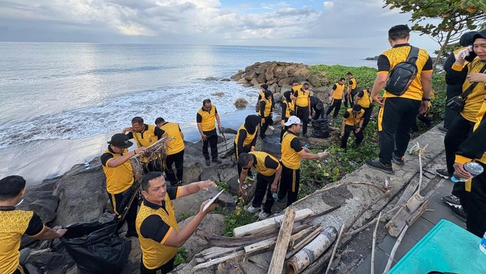 Polda Sumbar Polda Sumbar gelar aksi bersihkan Pantai Padang