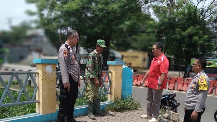 Polisi cek TKP viral wanita diduga mabuk dan ditemukan tergeletak di trotoar jalan di Depok.