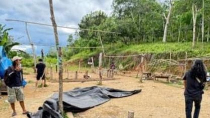 Polisi gerebek arena judi sabung ayam di Bulukumba. Polisi gerebek arena judi sabung ayam di Bulukumba.