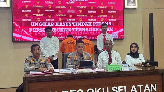 Polres OKU Selatan saat merilis kasus asusila terhadap anak di bawah umur. Polres OKU Selatan saat merilis kasus asusila terhadap anak di bawah umur.
