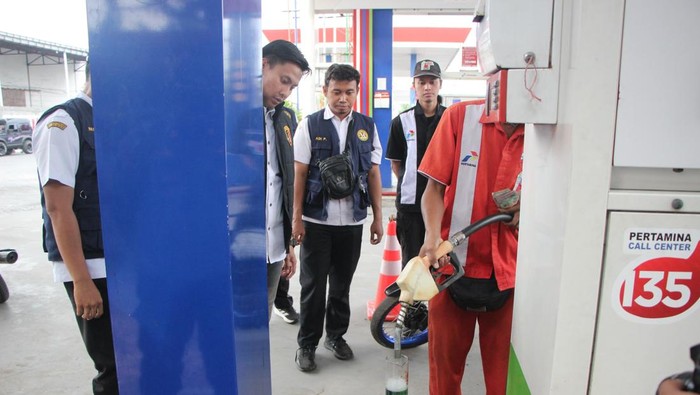 Petugas Tipidter Polres Tuban cek langsung ke sejumlah SPBU terkait keluhan banyaknya motor brebet usia isi BBM pertalite