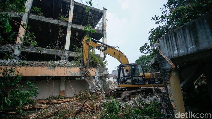Potret Lahan Sumber Waras yang Lama Terbengkalai Bakal Disulap Jadi RS Modern Petugas mengoperasikan alat berat saat membongkar bangunan lama di lahan Sumber Waras, Jakarta Barat, Senin (27/10/2025). Pembongkaran dilakukan sebagai langkah awal pembangunan Rumah Sakit Sumber Waras kelas A.
