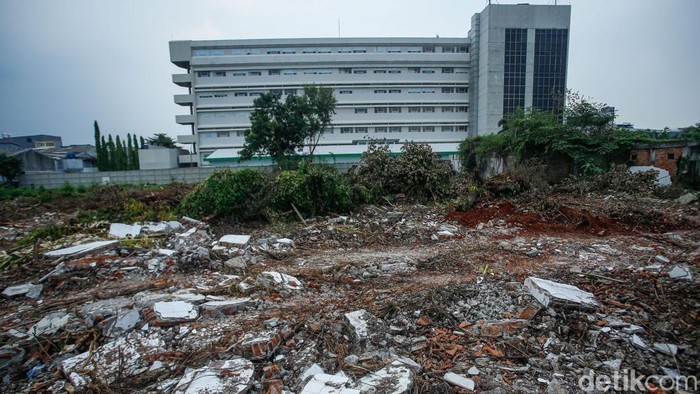 Potret Lahan Sumber Waras yang Lama Terbengkalai Bakal Disulap Jadi RS Modern Petugas mengoperasikan alat berat saat membongkar bangunan lama di lahan Sumber Waras, Jakarta Barat, Senin (27/10/2025). Pembongkaran dilakukan sebagai langkah awal pembangunan Rumah Sakit Sumber Waras kelas A.