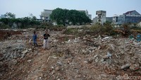 Lahan kosong ini kerap dimanfaatkan warga untuk bermain burung hingga layangan, kini petugas dengan alat berat tengah membongkar bangunan lama yang masih berada di lokasi.