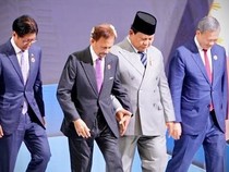 Video: Momen Prabowo Gandeng Sultan Brunei Turuni Tangga di KTT ASEAN