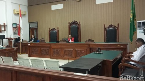 Sidang praperadilan penetapan tersangka oleh Polda NTT terhadap mantan Diretur AGS Fauzi Said Djawas di PN Kupang, Senin (27/10/2025).