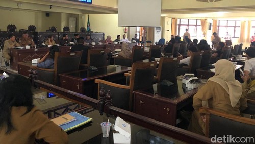 Puluhan honorer yang dipecat, hearing ke DPRD Lombok Barat, Senin (27/10/2025). (M. Zahiruddin/detikBali)