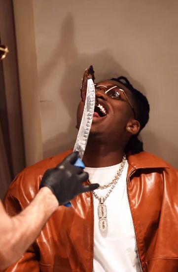 Salt Bae Heboh, Restorannya Kedatangan Pesepak Bola Rafael Leao