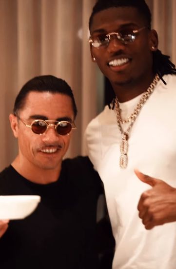 Salt Bae Heboh, Restorannya Kedatangan Pesepak Bola Rafael Leao