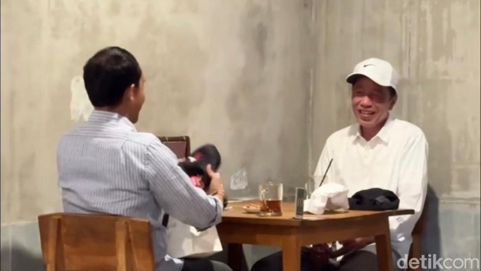 Tangkapan layar Sekjen PSI, Raja Juli Antoni memberikan topi berlogo PSI ke Jokowi, Senin (27/10/2025).