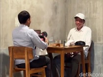 Raja Juli Beri Topi Logo PSI ke Jokowi, Kode Jadi Dewan Pembina?