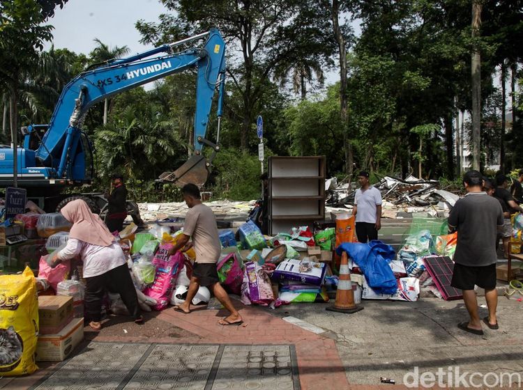 Ratusan Kios di Pasar Barito Dibongkar, Pedagang Pindah ke Pinggir Jalan