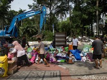 Ratusan Kios di Pasar Barito Dibongkar, Pedagang Pindah ke Pinggir Jalan