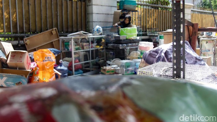 Ratusan Kios di Pasar Barito Dibongkar, Pedagang Pindah ke Pinggir Jalan Suasana Pasar Barito, Jakarta Selatan, tampak berbeda pada Senin (27/10/2025). Deru alat berat terdengar bergantian dengan suara pedagang yang sibuk mengevakuasi barang dagangannya. Pemerintah Kota Jakarta Selatan mulai melakukan pembongkaran ratusan kios pedagang sebagai bagian dari penataan kawasan Taman Bendera Pusaka yang akan terhubung dengan Taman Langsat, Taman Leuser, dan Taman Ayodya.