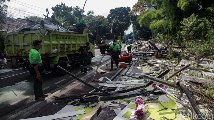 Suasana Pasar Barito, Jakarta Selatan, tampak berbeda pada Senin (27/10/2025). Deru alat berat terdengar bergantian dengan suara pedagang yang sibuk mengevakuasi barang dagangannya. Pemerintah Kota Jakarta Selatan mulai melakukan pembongkaran ratusan kios pedagang sebagai bagian dari penataan kawasan Taman Bendera Pusaka yang akan terhubung dengan Taman Langsat, Taman Leuser, dan Taman Ayodya.