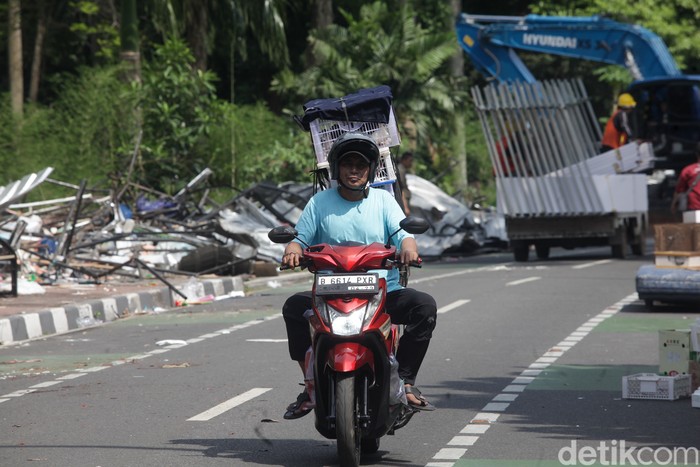 Suasana Pasar Barito, Jakarta Selatan, tampak berbeda pada Senin (27/10/2025). Deru alat berat terdengar bergantian dengan suara pedagang yang sibuk mengevakuasi barang dagangannya. Pemerintah Kota Jakarta Selatan mulai melakukan pembongkaran ratusan kios pedagang sebagai bagian dari penataan kawasan Taman Bendera Pusaka yang akan terhubung dengan Taman Langsat, Taman Leuser, dan Taman Ayodya.