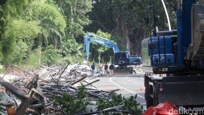 Suasana Pasar Barito, Jakarta Selatan, tampak berbeda pada Senin (27/10/2025). Deru alat berat terdengar bergantian dengan suara pedagang yang sibuk mengevakuasi barang dagangannya. Pemerintah Kota Jakarta Selatan mulai melakukan pembongkaran ratusan kios pedagang sebagai bagian dari penataan kawasan Taman Bendera Pusaka yang akan terhubung dengan Taman Langsat, Taman Leuser, dan Taman Ayodya.