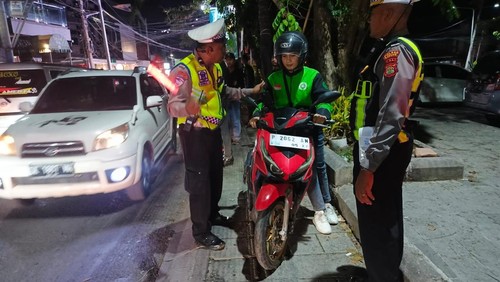 Petugas gabungan merazia sejumlah pengemudi ojek di kawasan Canggu-Tibubeneng, Kuta Utara, Badung, Minggu dini hari. (Dok Polres Badung)