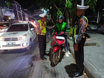 Polisi Razia Ojek Liar Pakai Atribut Ojol di Canggu