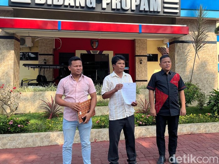 Robin saat membuat pengaduan di Propam Polda Sumut. (Foto: Finta Rahyuni/detikSumut)