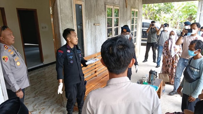 Satgas merelokasi tahap II warga yang menempati zona merah radioaktif cesium-137 di Kawasan Industri Modern Cikande, Kabupaten Serang, Banten. (Dok.Polres Serang).