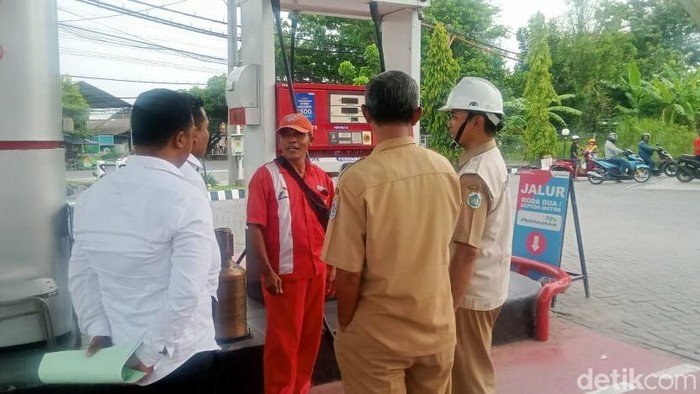 Sejumlah anggota Polres Lamongan mendatangi SPBU terkait dugaan BBM Pertalite sebabkan motor sejumlah warga bermasalah. Sejumlah anggota Polres Lamongan mendatangi SPBU terkait dugaan BBM Pertalite sebabkan motor sejumlah warga bermasalah.