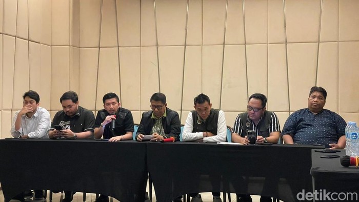 Sejumlah kuasa hukum manajemen baru Grand Tan. Sejumlah kuasa hukum manajemen baru Grand Tan.