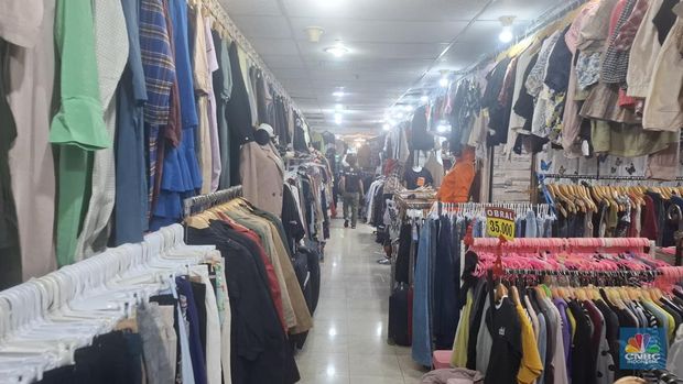 Sentra pakaian thrifting atau impor bekas di Jakarta tak hanya ditemui di kawasan Pasar Senen saja, tetapi juga ada di kawasan Pasar Baru, Jakarta Pusat yang terpantau pada Senin (27/10/2025). (CNBC Indonesia/Chandra Dwi Pranata)