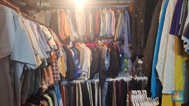 Sentra pakaian thrifting atau impor bekas di Jakarta tak hanya ditemui di kawasan Pasar Senen saja, tetapi juga ada di kawasan Pasar Baru, Jakarta Pusat yang terpantau pada Senin (27/10/2025). (CNBC Indonesia/Chandra Dwi Pranata)