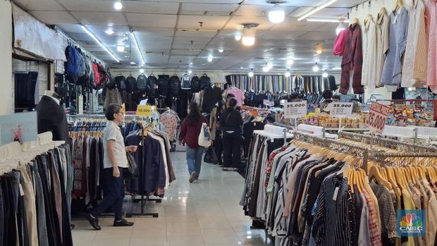 Sentra pakaian thrifting atau impor bekas di Pasar Metro Atom, Sawah Besar, Jakarta Pusat, Senin (27/10/2025). Sentra pakaian thrifting atau impor bekas di Pasar Metro Atom, Sawah Besar, Jakarta Pusat, Senin (27/10/2025). (CNBC Indonesia/Chandra Dwi Pranata)