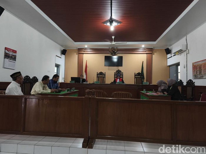 Sidang putusan praperadilan perkara nomor 9/Pid.Pra/2025/PN Skt di Pengadilan Negeri Solo, Senin (27/10/2025).