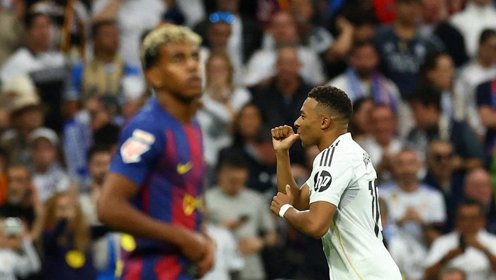 Soccer Football - LaLiga - Real Madrid v FC Barcelona - Santiago Bernabeu, Madrid, Spain - October 26, 2025 Real Madrids Kylian Mbappe celebrates scoring a goal that was later disallowed for offside REUTERS/Albert Gea     TPX IMAGES OF THE DAY
