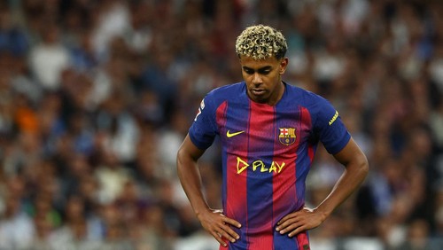 Soccer Football - LaLiga - Real Madrid v FC Barcelona - Santiago Bernabeu, Madrid, Spain - October 26, 2025 FC Barcelonas Lamine Yamal looks dejected REUTERS/Susana Vera