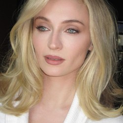 Sophie Turner Dulu Fans Berat, Sekarang Disebut Pacari Chris Martin Sophie Turner Dulu Fans Berat, Sekarang Disebut Pacari Chris Martin