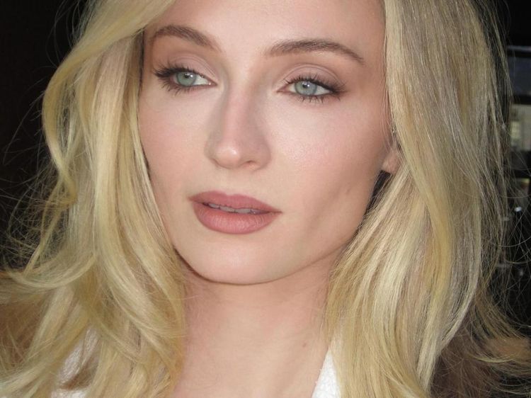 Sophie Turner Dulu Fans Berat, Sekarang Disebut Pacari Chris Martin