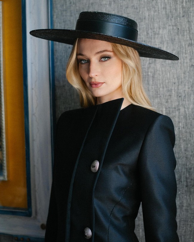 Dilansir Daily Mail, Chris dan Sophie terlihat pergi bersama baru-baru ini. Hal itu terjadi seminggu setelah hubungan sang aktris Inggris yang putus-sambung dengan Peregrine Pearson berakhir pada akhir September. Foto: Instagram Sophie Turner