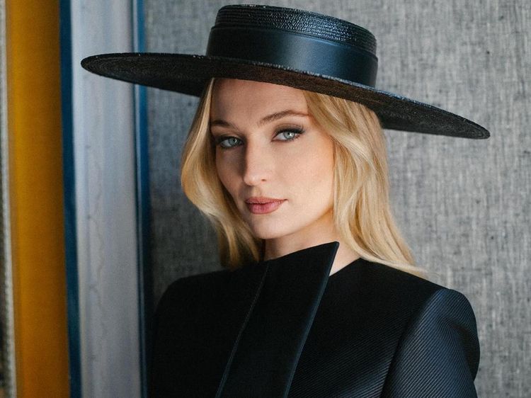 Potret Sophie Turner, Aktris Cantik yang Disebut Kencan dengan Chris Martin