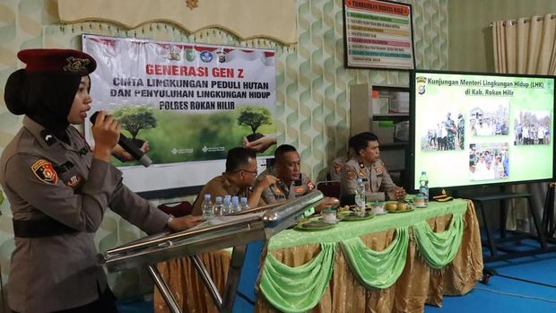 Srikandi Polres Rohil bersama Kapolres AKBP Isa Imam Syahroni turun mengedukasi siswa SMA tentang pelestarian lingkungan. Srikandi Polres Rohil bersama Kapolres AKBP Isa Imam Syahroni turun mengedukasi siswa SMA tentang pelestarian lingkungan.