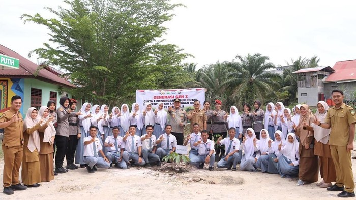 Srikandi Polres Rohil bersama Kapolres AKBP Isa Imam Syahroni turun mengedukasi siswa SMA tentang pelestarian lingkungan. Srikandi Polres Rohil bersama Kapolres AKBP Isa Imam Syahroni turun mengedukasi siswa SMA tentang pelestarian lingkungan.