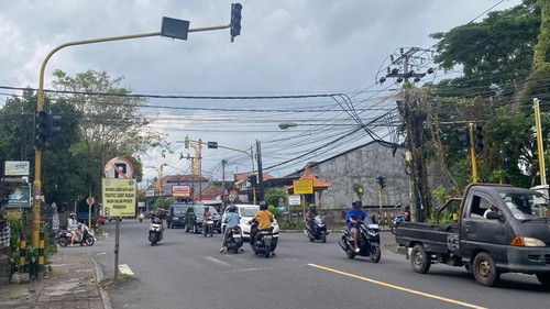 Suasana lalu lintas di simpang empat Jalan Untung Surapati, Karangasem, Senin (27/10/2025). Traffic light di persimpangan tersebut mati sepekan lebih. (I Wayan Selamat Juniasa/detikBali)
