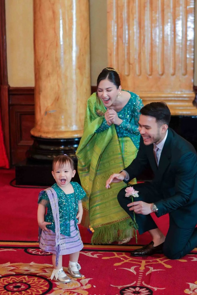 Jessica Mila dan Yakup Hasibuan baru saja menggelar acara untuk merayakan pembaptisan putri mereka, Kyarra. Lahir pada 20 Maret 2024, Kyarra sendiri saat ini masih berusia sekitar 1 tahun. Foto: Instagram/@nataliahasibuan