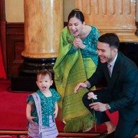 Jessica Mila dan Yakup Hasibuan baru saja menggelar acara untuk merayakan pembaptisan putri mereka, Kyarra. Lahir pada 20 Maret 2024, Kyarra sendiri saat ini masih berusia sekitar 1 tahun. Foto: Instagram/@nataliahasibuan