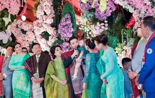 Totalitas, Jessica dan Yakup menggelar pesta besar untuk acara syukuran sang anak. Terlihat para anggota keluarga yang turut hadir dan mengenakan busana kompak senada. Foto: Instagram/@nataliahasibuan