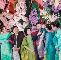 Totalitas, Jessica dan Yakup menggelar pesta besar untuk acara syukuran sang anak. Terlihat para anggota keluarga yang turut hadir dan mengenakan busana kompak senada. Foto: Instagram/@nataliahasibuan