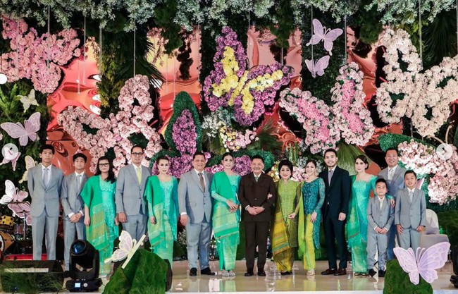 Para wanita tampil kenakan kebaya hijau, sementara laki-laki mengenakan setelan jas abu-abu. Khusus Yakup dan ayahnya, Otto Hasibuan terlihat mengenakan warna berbeda. Yakup ddengan setelan jas hitam, sementara Otto dengan setelan coklat. Foto: Instagram/@nataliahasibuan