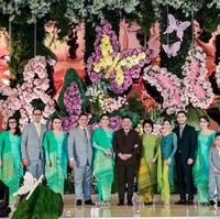 Para wanita tampil kenakan kebaya hijau, sementara laki-laki mengenakan setelan jas abu-abu. Khusus Yakup dan ayahnya, Otto Hasibuan terlihat mengenakan warna berbeda. Yakup ddengan setelan jas hitam, sementara Otto dengan setelan coklat. Foto: Instagram/@nataliahasibuan