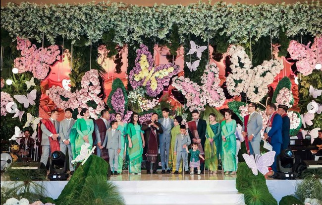 Digelar mewah bak resepsi pernikahan, dekorasi di acara tersebut dipenuhi dengan bunga-bunga berwarna cerah, seperti pink, ungu, kuning, dan hijau. Detail berbentuk kupu-kupu juga menambah keindahan dekorasi acara. Foto: Instagram/@nataliahasibuan