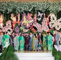 Digelar mewah bak resepsi pernikahan, dekorasi di acara tersebut dipenuhi dengan bunga-bunga berwarna cerah, seperti pink, ungu, kuning, dan hijau. Detail berbentuk kupu-kupu juga menambah keindahan dekorasi acara. Foto: Instagram/@nataliahasibuan