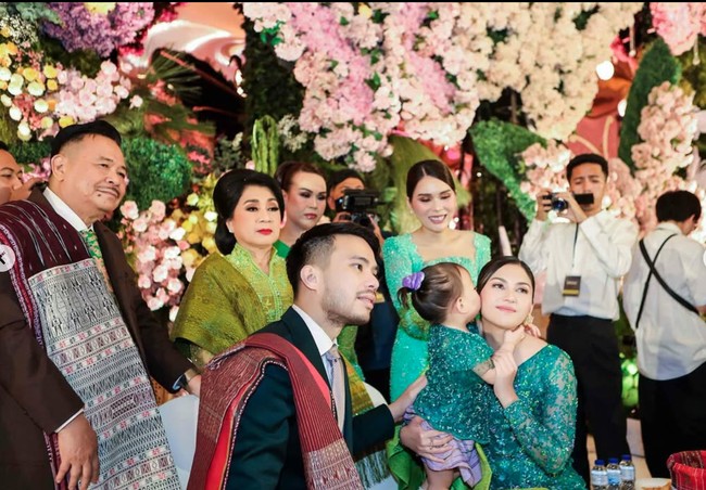 Sentuhan nuansa adat Batak, Yakup dan keluarga tampak melengkapi penampilan mereka dengan kain ulos. Foto: Instagram/@nataliahasibuan