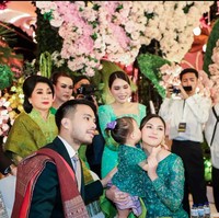 Sentuhan nuansa adat Batak, Yakup dan keluarga tampak melengkapi penampilan mereka dengan kain ulos. Foto: Instagram/@nataliahasibuan